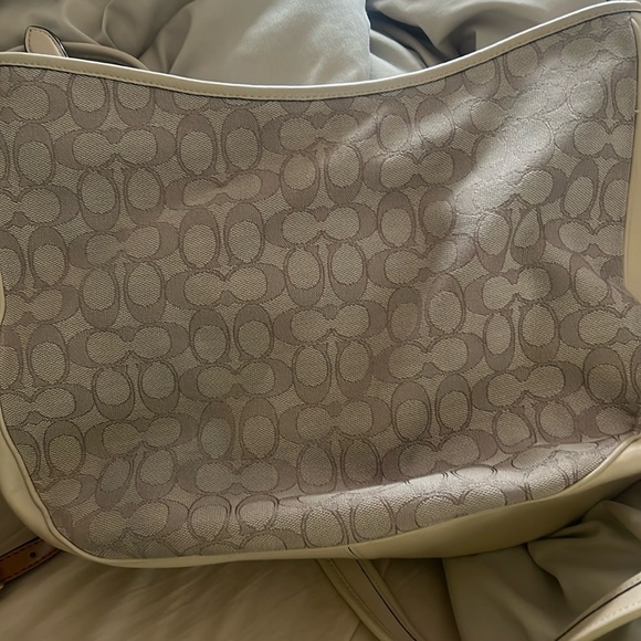 Coach purse so so luxurious and pretty